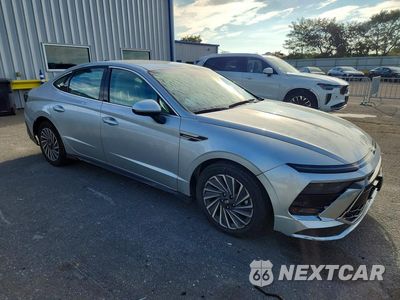 Czwarte zdjęcie samochodu z boku: 2025 HYUNDAI SONATA HYBRID SEL VIN:KMHL34JJ0SA129559 - miniatura
