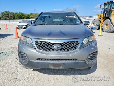 Piąte zdjęcie samochodu w środku: 2013 KIA SORENTO LX VIN:5XYKT3A17DG360391 - miniatura