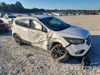 Czwarte zdjęcie samochodu z boku: 2018 FORD ESCAPE SE VIN:1FMCU0GD0JUB58547 - miniatura