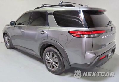 Czwarte zdjęcie samochodu z boku: 2022 NISSAN PATHFINDER SV VIN:5N1DR3BA2NC240232 - miniatura