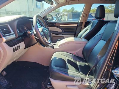 Zdjęcie 7 z 13 samochodu: 2019 TOYOTA HIGHLANDER LE VIN:5TDZARFH9KS042639 - miniatura
