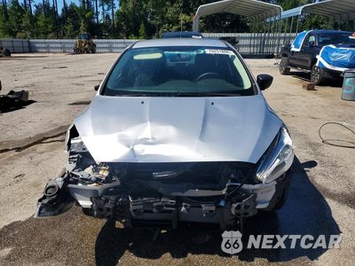 Piąte zdjęcie samochodu w środku: 2016 FORD FOCUS S VIN:1FADP3E23GL377803 - miniatura