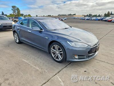 Czwarte zdjęcie samochodu z boku: 2013 TESLA MODEL S VIN:5YJSA1DP1DFP18165 - miniatura