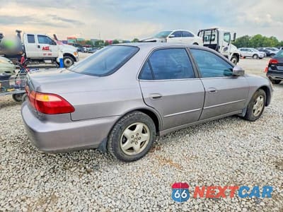 Trzecie zdjęcie samochodu z tyłu: 2000 HONDA ACCORD EX VIN:1HGCG1658YA081208 - miniatura