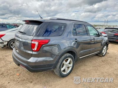 Trzecie zdjęcie samochodu z tyłu: 2019 FORD EXPLORER XLT VIN:1FM5K7D82KGA95286 - miniatura