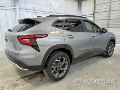 Trzecie zdjęcie samochodu z tyłu: 2024 CHEVROLET TRAX 1LT VIN:KL77LHE29RC145190 - miniatura