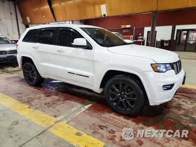 Czwarte zdjęcie samochodu z boku: 2018 JEEP GRAND CHEROKEE LAREDO VIN:1C4RJFAG3JC388831 - miniatura