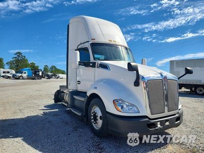 Czwarte zdjęcie samochodu z boku: 2019 KENWORTH T680 SEMI TRUCK VIN:1XKYA48X7KJ297018 - miniatura