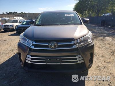 Piąte zdjęcie samochodu w środku: 2017 TOYOTA HIGHLANDER LE VIN:5TDZARFH2HS030440 - miniatura