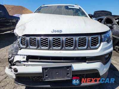 Piąte zdjęcie samochodu w środku: 2025 JEEP COMPASS LATITUDE VIN:3C4NJDBN1ST592890 - miniatura