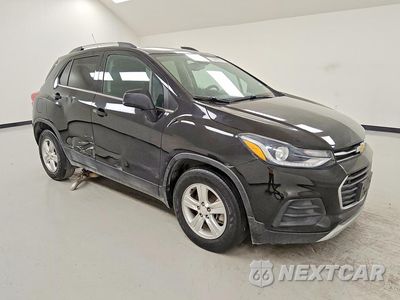 Czwarte zdjęcie samochodu z boku: 2020 CHEVROLET TRAX 1LT VIN:KL7CJLSB5LB331785 - miniatura