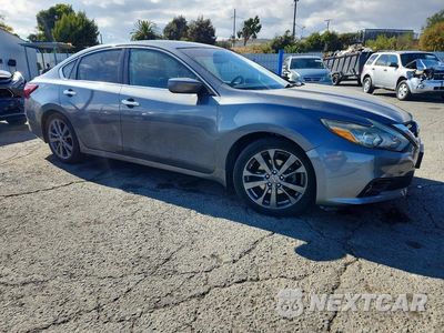 Czwarte zdjęcie samochodu z boku: 2018 NISSAN ALTIMA 2.5 SR VIN:1N4AL3AP0JC285779 - miniatura