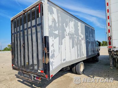 Trzecie zdjęcie samochodu z tyłu: 2020 ISUZU NPR - BOX TRUCK VIN:54DB4J1B9LS803722 - miniatura