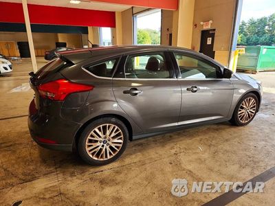 Trzecie zdjęcie samochodu z tyłu: 2016 FORD FOCUS TITANIUM VIN:1FADP3N20GL323424 - miniatura