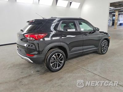 Trzecie zdjęcie samochodu z tyłu: 2025 CHEVROLET TRAILBLAZER LT VIN:KL79MPSL2SB213693 - miniatura
