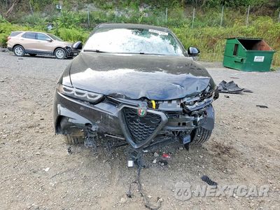 Piąte zdjęcie samochodu w środku: 2025 ALFA ROMEO TONALE BASE VIN:ZASPATAWXS3087976 - miniatura