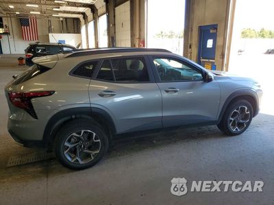 Trzecie zdjęcie samochodu z tyłu: 2024 CHEVROLET TRAX 1LT VIN:KL77LHE27RC061787 - miniatura