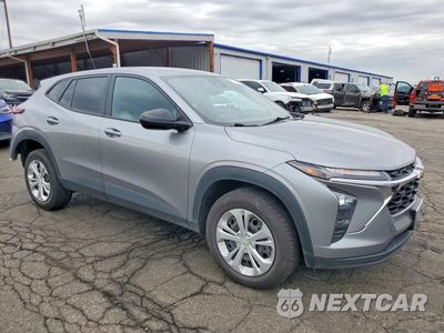 Czwarte zdjęcie samochodu z boku: 2024 CHEVROLET TRAX LS VIN:KL77LFE23RC112948 - miniatura