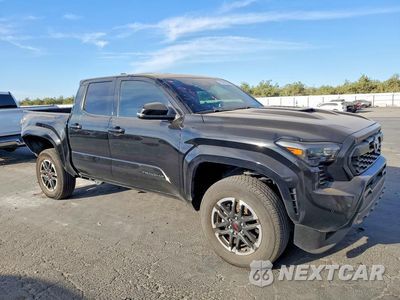 Czwarte zdjęcie samochodu z boku: 2025 TOYOTA TACOMA TRD SPORT VIN:3TMLB5JN5SM118673 - miniatura