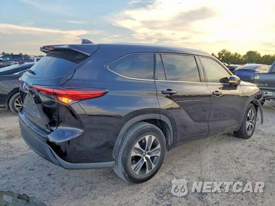 Trzecie zdjęcie samochodu z tyłu: 2022 TOYOTA HIGHLANDER XLE VIN:5TDGZRAH2NS125728 - miniatura