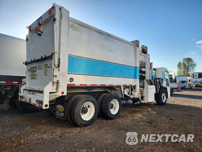 Trzecie zdjęcie samochodu z tyłu: 2000 PETERBILT 320 PACKER GARBAGE TRUCK VIN:1NPZL00X4YD712407 - miniatura