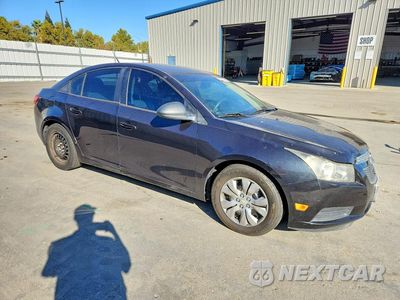 Czwarte zdjęcie samochodu z boku: 2013 CHEVROLET CRUZE LS VIN:1G1PA5SG9D7329143 - miniatura