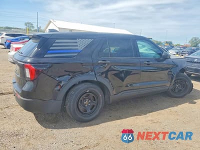 Trzecie zdjęcie samochodu z tyłu: 2026 FORD EXPLORER POLICE INTERCEPTOR VIN:1FM5K8ABXTGA13859 - miniatura