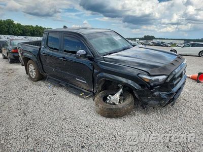 Czwarte zdjęcie samochodu z boku: 2024 TOYOTA TACOMA SR5 VIN:3TMKB5FN3RM021633 - miniatura