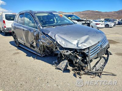 Czwarte zdjęcie samochodu z boku: 2017 VOLKSWAGEN TOUAREG EXECUTIVE VIN:WVGGF7BPXHD006713 - miniatura