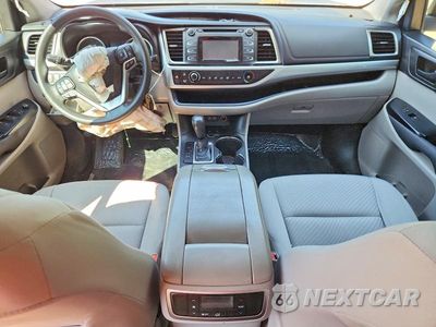 Zdjęcie 8 z 12 samochodu: 2017 TOYOTA HIGHLANDER LE VIN:5TDZARFH9HS026997 - miniatura