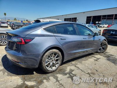 Trzecie zdjęcie samochodu z tyłu: 2022 TESLA MODEL 3 VIN:5YJ3E1EA4NF372990 - miniatura