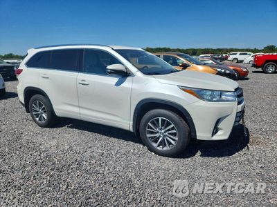 Czwarte zdjęcie samochodu z boku: 2017 TOYOTA HIGHLANDER XLE VIN:5TDJZRFHXHS476311 - miniatura