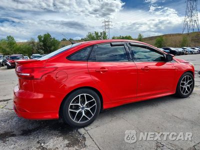 Trzecie zdjęcie samochodu z tyłu: 2015 FORD FOCUS SE VIN:1FADP3F27FL268631 - miniatura