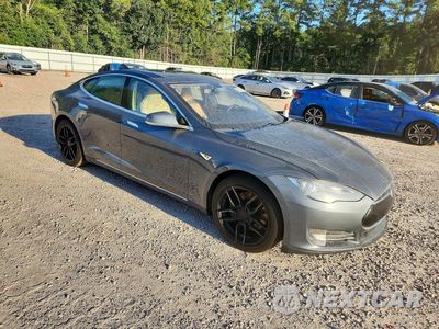 Czwarte zdjęcie samochodu z boku: 2013 TESLA MODEL S VIN:5YJSA1BG7DFP03771 - miniatura