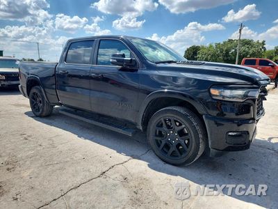 Czwarte zdjęcie samochodu z boku: 2025 RAM 1500 LARAMIE VIN:1C6SRFRP2SN681602 - miniatura