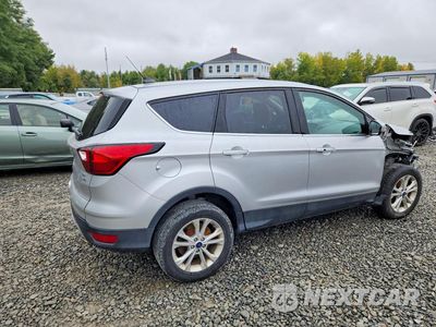 Trzecie zdjęcie samochodu z tyłu: 2019 FORD ESCAPE SE VIN:1FMCU9GD1KUB17768 - miniatura