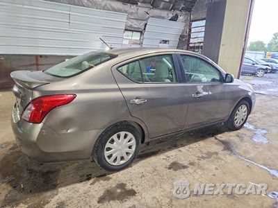 Trzecie zdjęcie samochodu z tyłu: 2013 NISSAN VERSA 1.6 S VIN:3N1CN7AP2DL830770 - miniatura