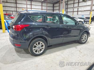 Trzecie zdjęcie samochodu z tyłu: 2019 FORD ESCAPE S VIN:1FMCU0F72KUC23556 - miniatura