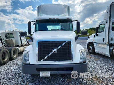 Piąte zdjęcie samochodu w środku: 2017 VOLVO VNL SEMI TRUCK VIN:4V4N39TG4HN988087 - miniatura