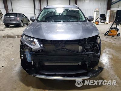 Piąte zdjęcie samochodu w środku: 2017 NISSAN ROGUE SV VIN:KNMAT2MV0HP504869 - miniatura