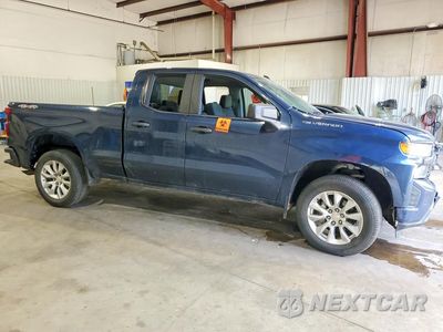 Czwarte zdjęcie samochodu z boku: 2020 CHEVROLET SILVERADO K1500 CUSTOM VIN:1GCRYBEK8LZ337148 - miniatura