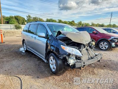 Czwarte zdjęcie samochodu z boku: 2020 TOYOTA SIENNA LE VIN:5TDKZ3DC4LS075810 - miniatura