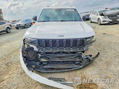 Piąte zdjęcie samochodu w środku: 2025 JEEP GRAND CHEROKEE LAREDO VIN:1C4RJHAG3S8656910 - miniatura