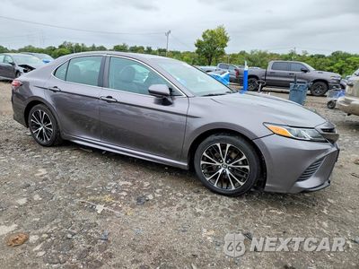 Czwarte zdjęcie samochodu z boku: 2018 TOYOTA CAMRY SE VIN:4T1B11HK7JU599776 - miniatura