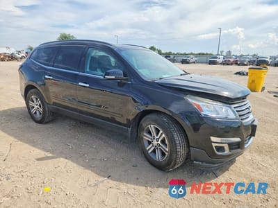 Czwarte zdjęcie samochodu z boku: 2017 CHEVROLET TRAVERSE LT VIN:1GNKVHKD7HJ329526 - miniatura