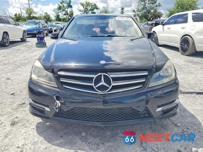 Piąte zdjęcie samochodu w środku: 2014 MERCEDES-BENZ C 250 VIN:WDDGF4HB3EA945915 - miniatura