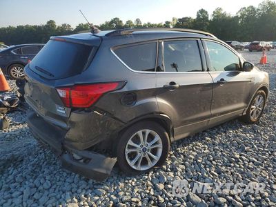 Trzecie zdjęcie samochodu z tyłu: 2019 FORD ESCAPE SEL VIN:1FMCU0HD9KUA11367 - miniatura
