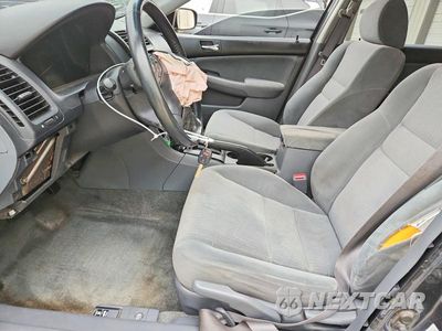 Zdjęcie 7 z 13 samochodu: 2005 HONDA ACCORD LX VIN:1HGCM56425A031116 - miniatura