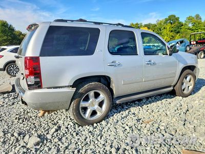 Trzecie zdjęcie samochodu z tyłu: 2010 CHEVROLET TAHOE C1500 LTZ VIN:1GNUCCE07AR220307 - miniatura