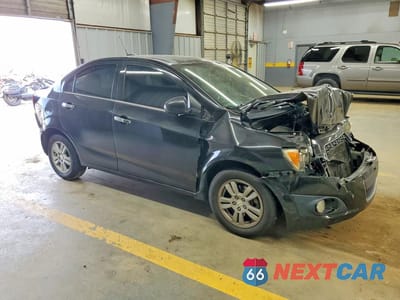 Czwarte zdjęcie samochodu z boku: 2015 CHEVROLET SONIC LT VIN:1G1JC5SH0F4111928 - miniatura